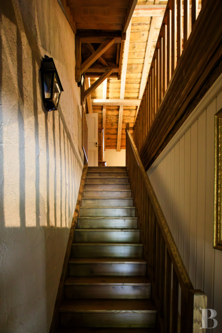 Dans le Haut-Bugey, à mi-chemin entre Lyon et Genève, une ferme abbatiale du 17e siècle transformée en une vaste et confortable demeure.  - photo  n°31